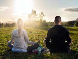 wissenschaftliche Studien Paar, das meditiert