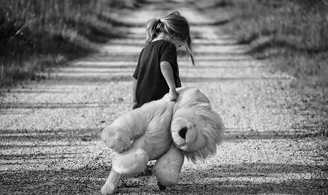 Kind mit Teddy