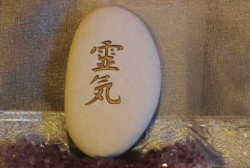 Reiki die universelle Lebensenergie Reikizeichen auf stein