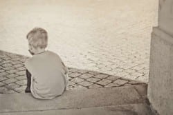 Verlassene Väter kleiner Junge