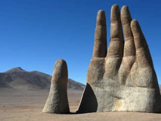 Hand ragt aus der Erde