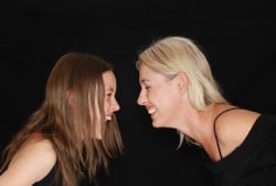 Wir brauchen starke Kinder Lachen Mutter und Tochter