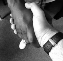 Flüchtlinge und Händedruck