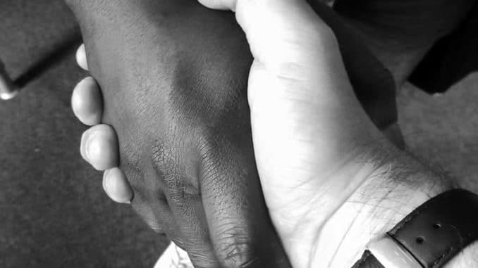 Flüchtlinge und Händedruck