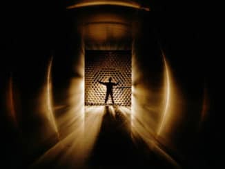 Mensch im Lichttunnel