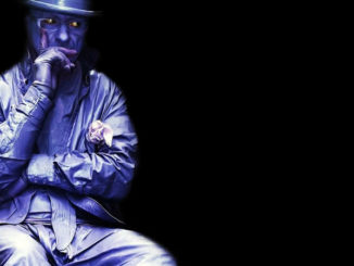 Nachdenkender Mann in Lila