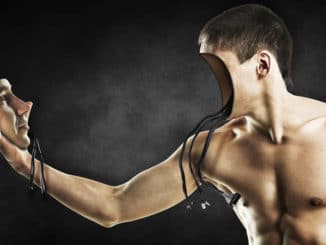 Mann schaut von außen auf sein Gesicht