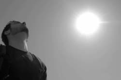 Mann schaut in den Himmel