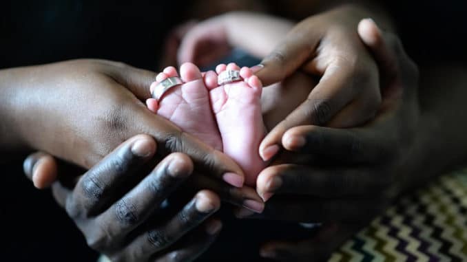schwarz-weiss-Zuwendung-baby