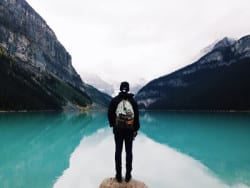 Grenze der Wissenschaft-Mann-See-Berg-person