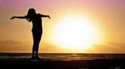 frau-licht-wasser-steg-woman