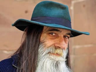 mann-bart-blick-hut-human