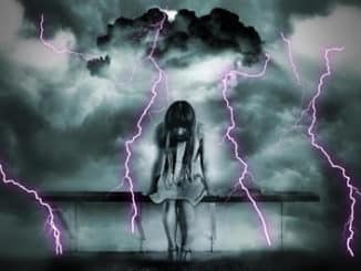 frau-bank-trauer-blitz-gloomy