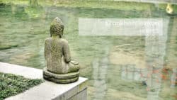 Herpes  aus heilenergetischer Sicht  figur sitzend an einem brunnen