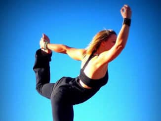 blauer-himmel-frau-yoga