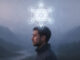 ein Mann im Nebel in Kontemplation