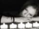 frau-kerzen-traurig-light