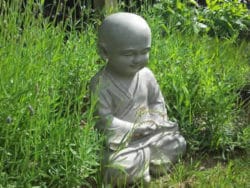 Erkenne dein inneres Kind figur kindlich wiese buddha