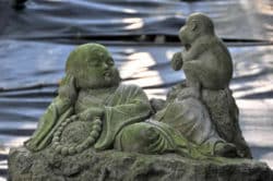 Spirituelle Arroganz junger buddha affe stone carving-
