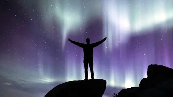 nordlichter-felsen-mann-northern-lights