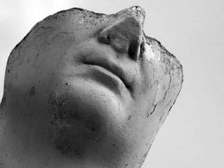 kopf-gesicht-halb-statue