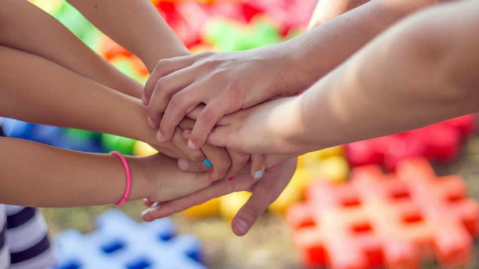 Haende-halten-team-hands