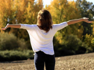 atmen-frei-frau-arme