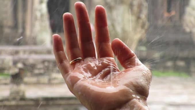 wasser-reinigung-hand