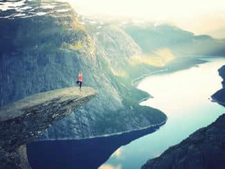 felsen-abgrund-yoga-rock