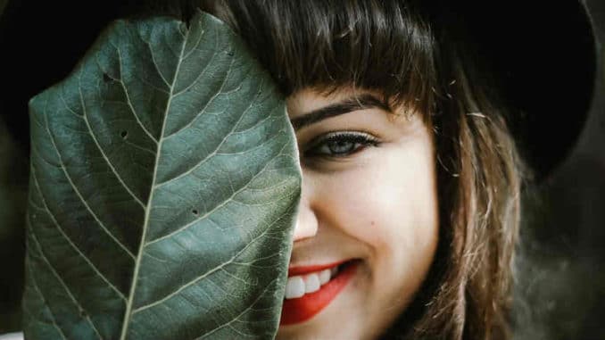 frau-gesicht-blatt-people