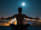 Mann in Frieden und Meditation betrachtet den Mond