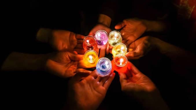 lichter-haende-candles-in-dark