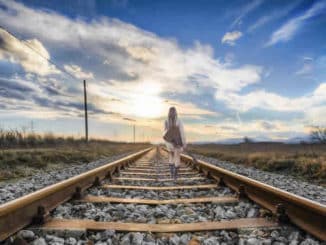 Spirituelle Musik -maedchen-gitarre-gleise-rail