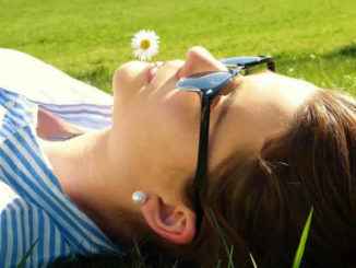 wiese-sonne-ruhe-frau-young-woman