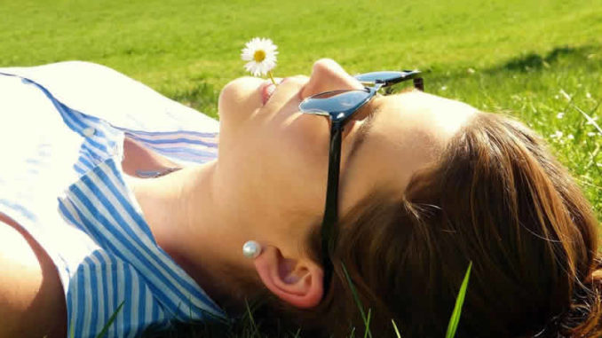 wiese-sonne-ruhe-frau-young-woman