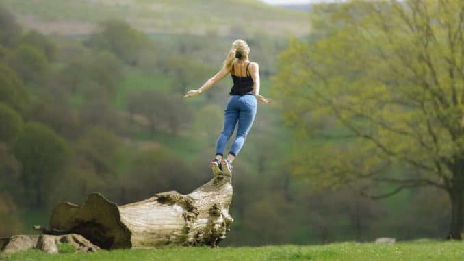 frau-baumstamm-woman