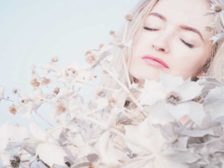 p-attraktiv-blond-blumen