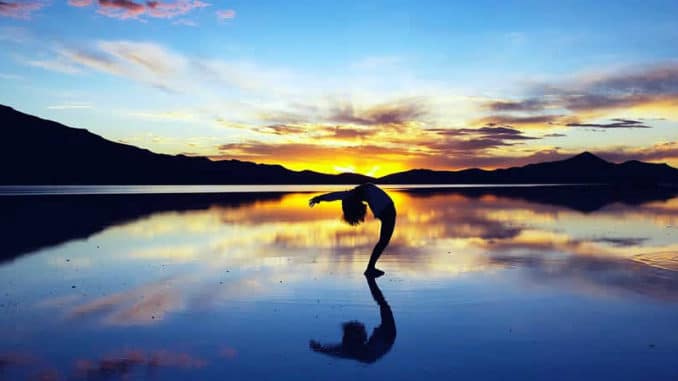 Abend-Himmel-Frau-Yoga-Wasser-silhouette