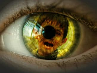 auge-spiegelung-weinendes-Kind-child