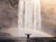 freigeist-mensch-am-fuss-eines-wasserfall-mit-asugebreiteten-Armen-waterfall