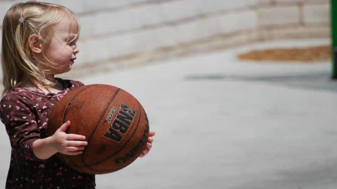 trauriges-maedchen-niederlage-ball-girl