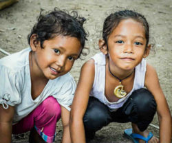 nagula-arme-spielende-kinder-bali