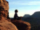 natuerlich-meditieren-frau-auf-berg-peaceful