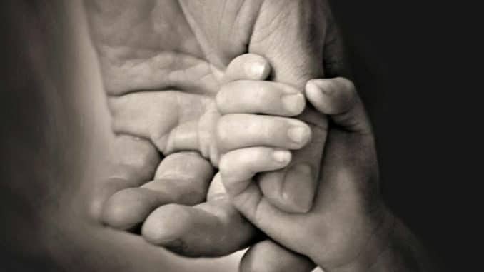 haende-kind-vater-tod-hands