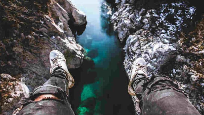 Spirit spirituelle weisheit mountain mann steht auf einem Berg und schaut in die Tiefe