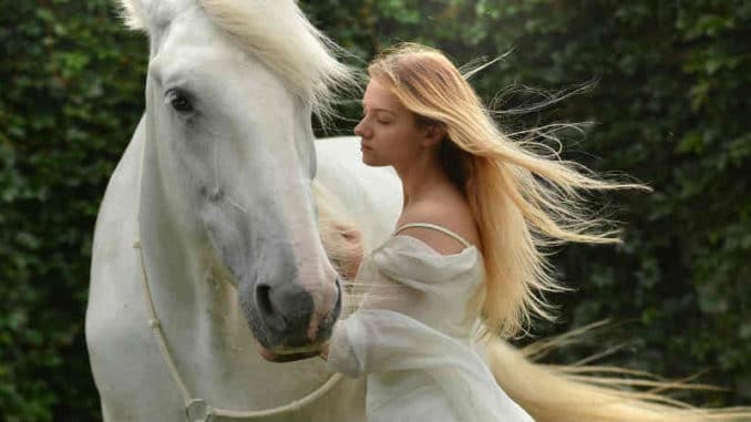 Herzensverbindung-Tier-Tierkommunikation-frau-pferd-girl