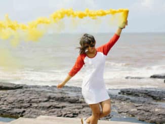 frau-meer-gelbe-Farbe-innere Rhytmus-innere Takt-spirit online-people