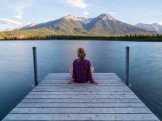 frau-steg-see-innere-reisen-seelenreise-schamanische-reise-spiriit-online-jetty