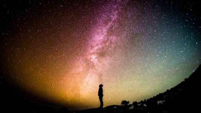 Fülle oder Mangel Sternenhimmel Mann