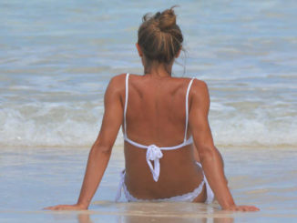 Sonne-tanken-Sonnenbad-meer-woman